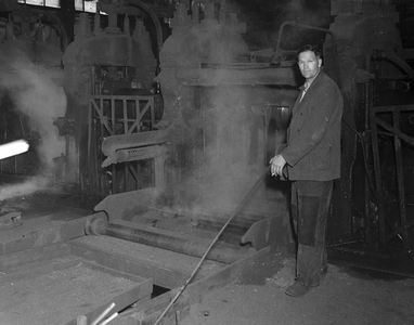 821262 Afbeelding van een werknemer van de N.V. Nederlandse Staalfabrieken DEMKA (Havenweg 7) te Utrecht.